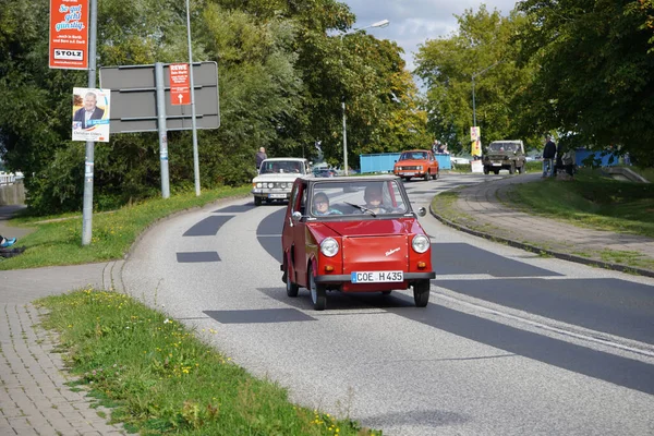 Ribnitz Damgarten Alemania 2021 Una Fila Automóviles Retro Vintage Conduciendo — Foto de Stock