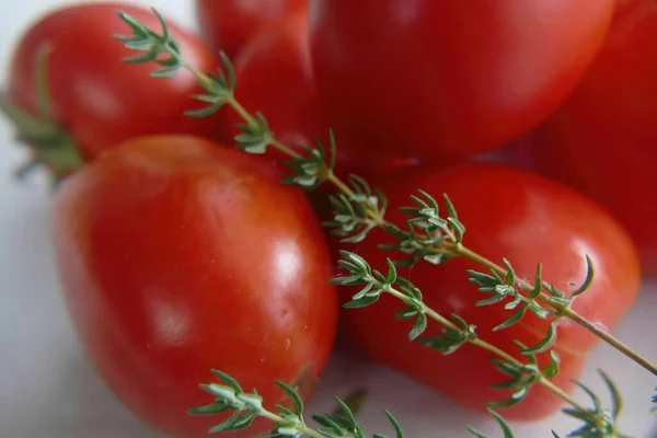 Gros Plan Sur Les Tomates Fraîches Thym — Photo