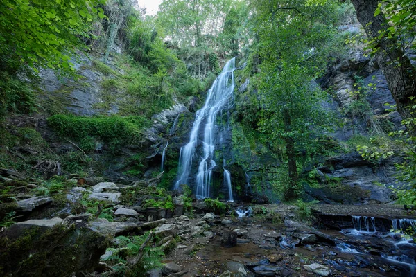 Egy Gyönyörű Vízesés Kilátás Mély Erdőben Közepette Tre — Stock Fotó