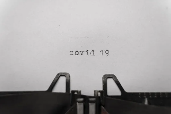 Covid Mots Dactylographiés Sur Une Machine Écrire Vintage — Photo