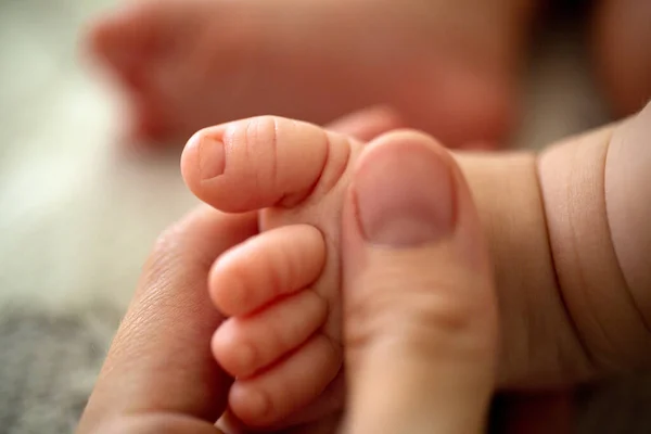 Anne Babanın Elindeki Bebek Ayaklarının Yakın Plan Çekimi — Stok fotoğraf