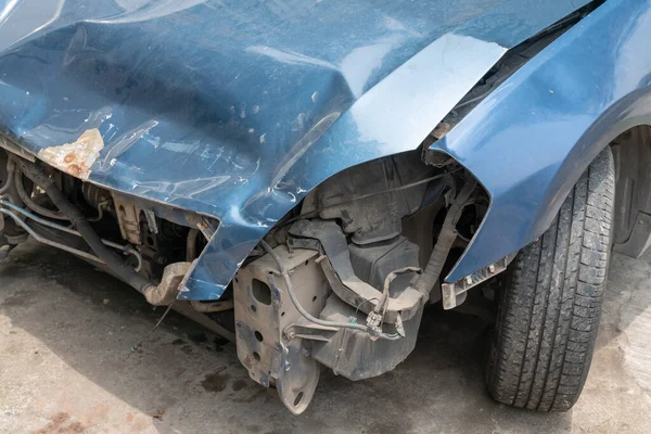 Close Carro Destruído Azul Com Frente Danificada — Fotografia de Stock