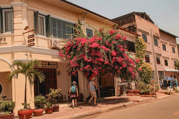 カンボジア カンボジア 2020年2月14日 観光客はフランスの植民地時代の建物や家で古い通りを歩いています カンボジアのカンポット — ストック写真