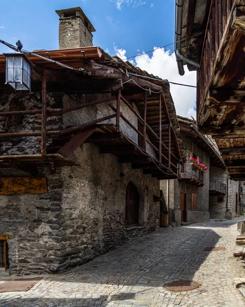 Affascinanti Case Edifici Allineati Lungo Strada Acciottolata Pontechianale Piemonte Italia — Foto Stock