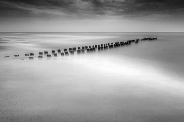 Grayscale Shot Wooden Breakers Sea Long Exposure — Stock Photo, Image
