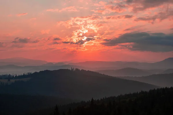 Спокойный Вид Рубиновое Небо Над Величественными Горами Рассвете — стоковое фото