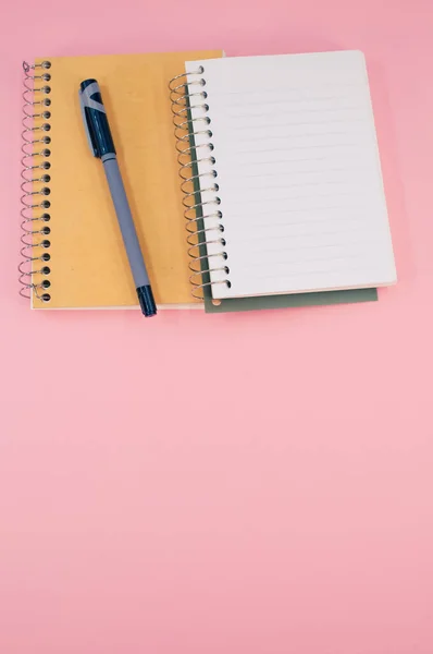 Una Toma Vertical Cuaderno Abierto Con Bolígrafo Sobre Fondo Rosa — Foto de Stock