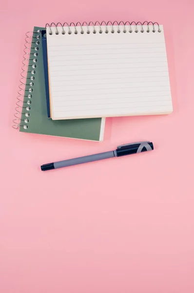 Een Verticaal Shot Van Een Open Notebook Met Een Pen — Stockfoto
