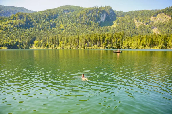 Zła Mitterndorf Austria Lip 2019 Widok Kobiety Pływającej Pięknym Jeziorze — Zdjęcie stockowe