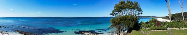 Panoramic Shot Green Coast Blue Ocean Merged Clear Sky Horizon — Stock Photo, Image