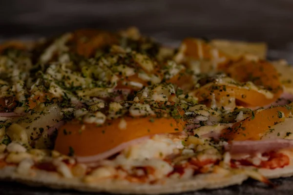 Een Close Shot Van Een Heerlijke Pizza Met Gastronomische Toppings — Stockfoto