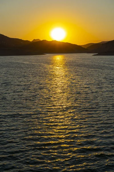 Uma Bela Vista Céu Pôr Sol Refletindo Sobre Mar — Fotografia de Stock