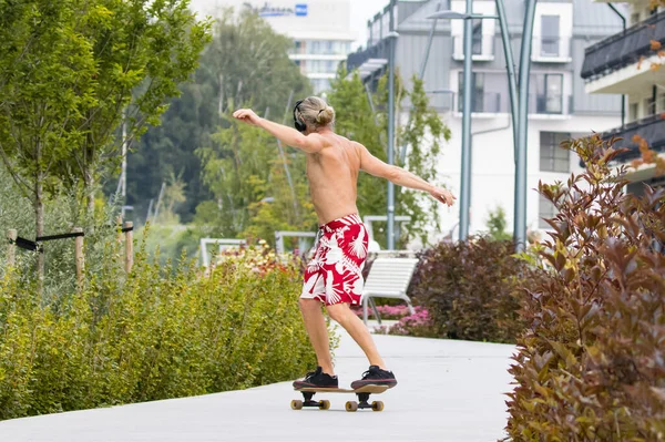 Jovem Loiro Andar Skate Parque — Fotografia de Stock