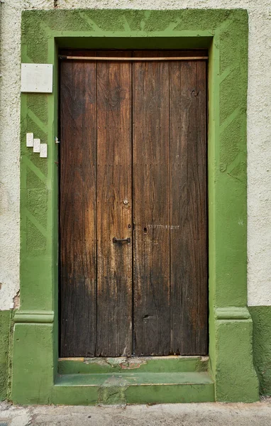 コピースペースとアンティークドライグリーン塗装木製のドアのファサード — ストック写真