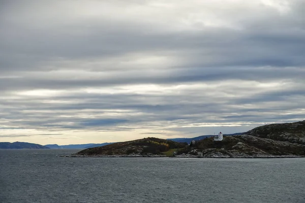 穏やかなノルウェーの海と灯台の上の曇った空 — ストック写真