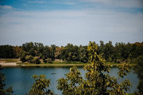 Krásný Výhled Tekoucí Řeku Obklopenou Zelení Stromy Pod Zamračenou Modrou — Stock fotografie