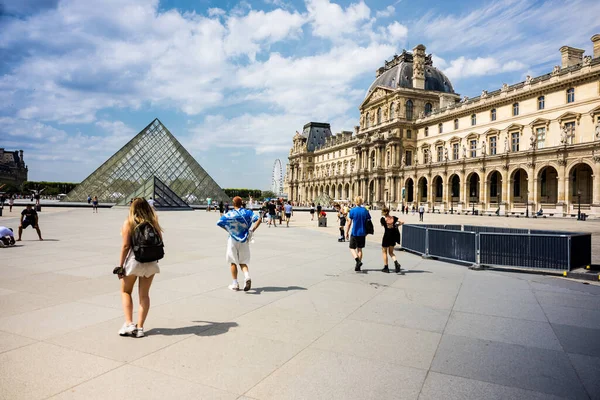 Paryż Francja Sierpnia 2021 Historyczne Muzeum Luwru Paryżu Francja — Zdjęcie stockowe