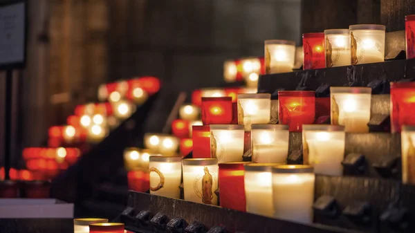 Primer Plano Velas Blancas Rojas Iglesia — Foto de Stock