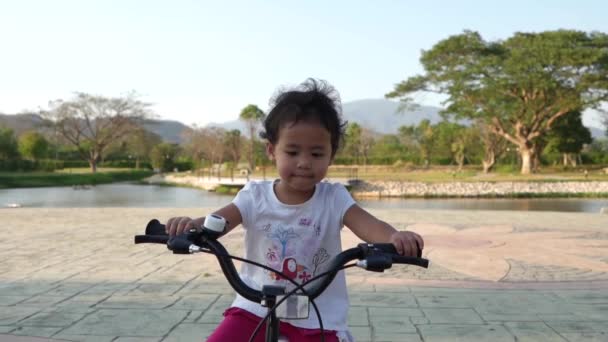 Petite Fille Vélo Dans Parc — Video