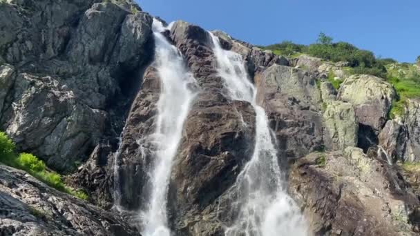 Paisaje Montaña Con Una Cascada Las Montañas — Vídeos de Stock