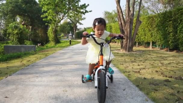 Petite Fille Vélo Dans Parc — Video