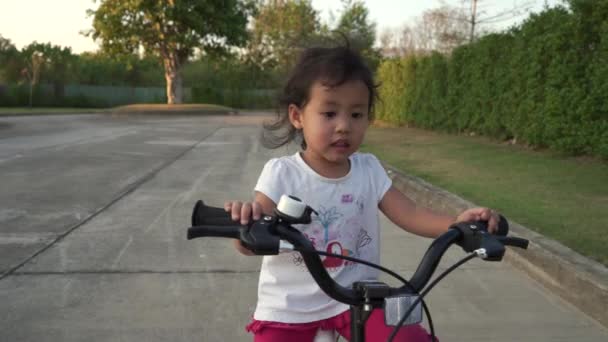Petite Fille Vélo Dans Parc — Video