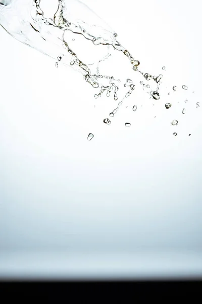 Het Spetterende Water Met Druppels Lichte Achtergrond Met Een Kopieerruimte — Stockfoto