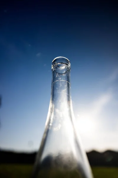 Sebuah Gambar Vertikal Dari Botol Gelas Anggur Tengah Lapangan — Stok Foto