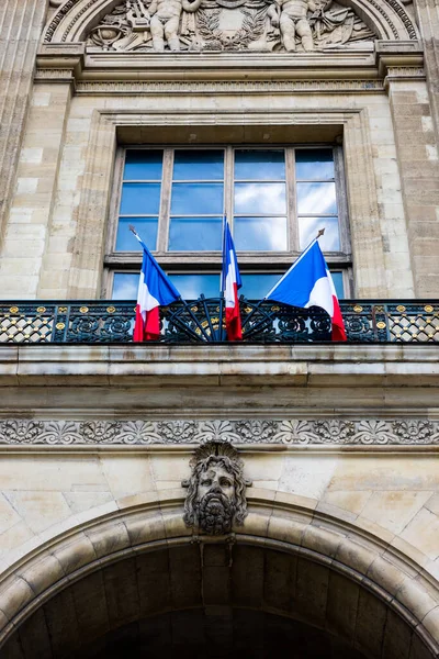 Париж Франция Августа 2021 Года Флаги Франции Здании Исторического Музея — стоковое фото