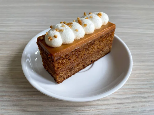 ふわふわとしたアイシングのおいしいキャロットケーキ — ストック写真