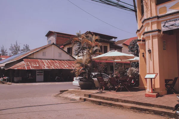カンボジア カンボジア 2020年2月14日 カンボジアのカンポットの古い市場通りに沿って古いフランスの植民地時代の建物や家 — ストック写真