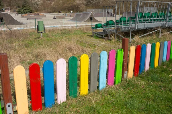 Poznan Polónia Abril 2016 Cerca Madeira Colorida Campo Gramado Parque — Fotografia de Stock