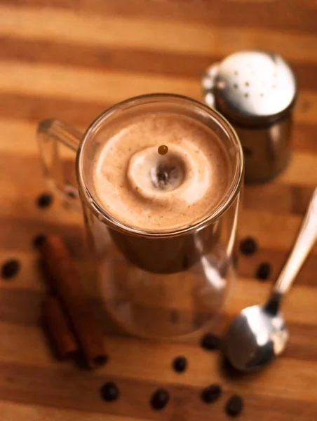 Dubbel Espressomugg Med Kanelstänger Och Kaffebönor Ett Träbord — Stockfoto