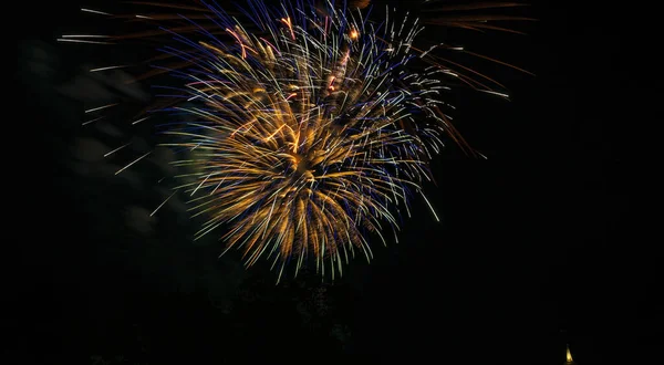 Bela Exibição Fogos Artifício Céu Noturno Escuro — Fotografia de Stock