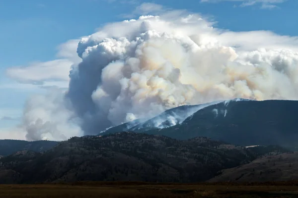 2021 일어난 화재의 지평선 구름을 만든다 — 스톡 사진