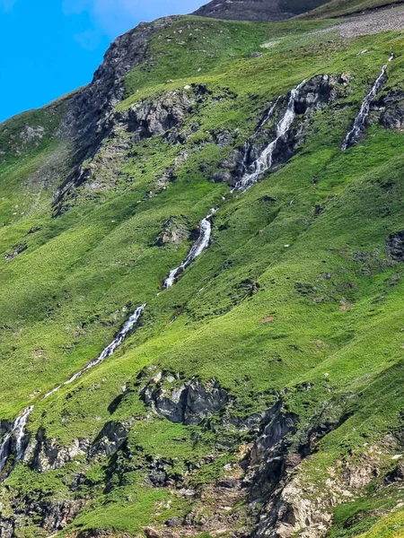 Vertikální Záběr Útesu Pokrytého Zelení Tekoucí Něj Voda Val Formazza — Stock fotografie