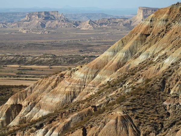 Tiro Rochas Campos Arenosos Desertos Vistos Lado Uma Montanha — Fotografia de Stock