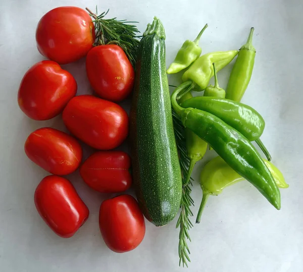 Verse Tomaten Groene Paprika Courgettes Geïsoleerd Witte Achtergrond — Stockfoto