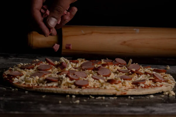 Close Chef Cortando Uma Pizza Gourmet — Fotografia de Stock