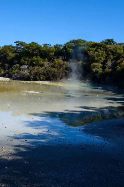ニュージーランドのワイオタプ火山活動による熱い沸騰泥と硫黄泉 — ストック写真