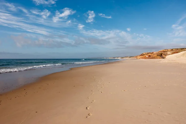 Cenário Tranquilo Uma Praia Areia Oceano Luz Dia — Fotografia de Stock