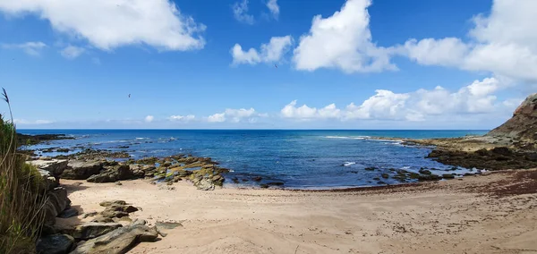 Una Tranquilla Vista Sulla Spiaggia Sabbia Riva Mare Una Giornata — Foto Stock