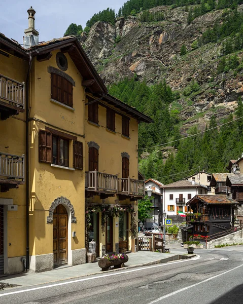 Valtournenche Italy Aug 2021 Charming Houses Buildings Lined Street Valtournenche — Stock Photo, Image