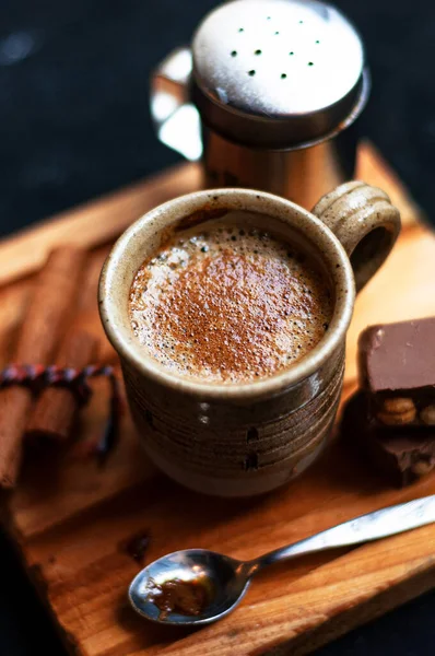 Een Kop Koffie Met Kaneelstokjes Chocoladekoekjes Een Houten Plank — Stockfoto