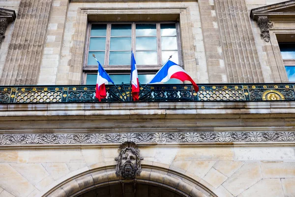 Paris Frankrike Aug 2021 Frankrikes Flaggor Byggandet Det Historiska Louvren — Stockfoto