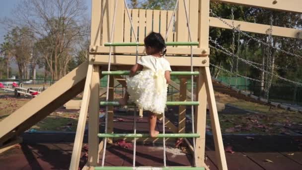Маленькая Девочка Играет Детской Площадке Парке — стоковое видео