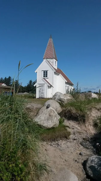 Vertikální Záběr Kostela Venkově Norska Denního Světla — Stock fotografie