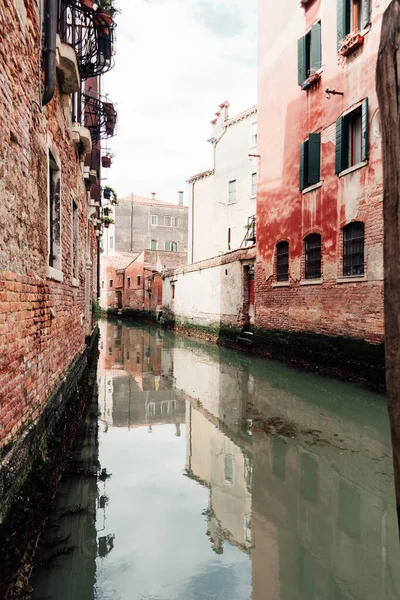 Cenário Tranquilo Canal Entre Antigos Edifícios Mediterrâneos Veneza Itália — Fotografia de Stock