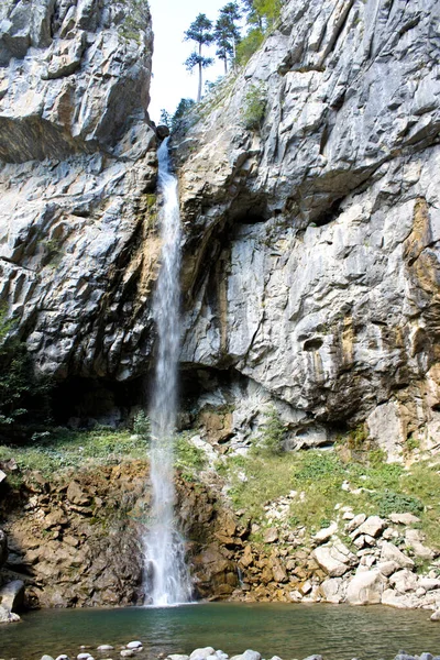 Eine Vertikale Aufnahme Eines Schönen Wasserfalls Der Eine Felsige Klippe — Stockfoto