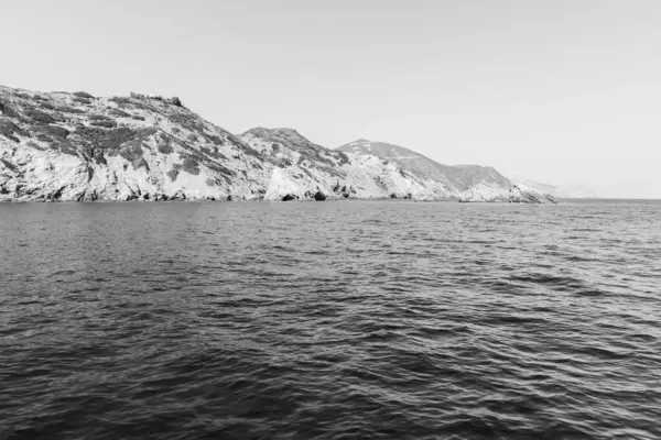 Graustufenaufnahme Einer Klaren Ruhigen See — Stockfoto